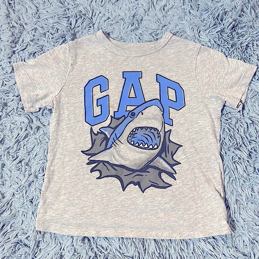 🌹🌹Gap 5T short sleeve shirt